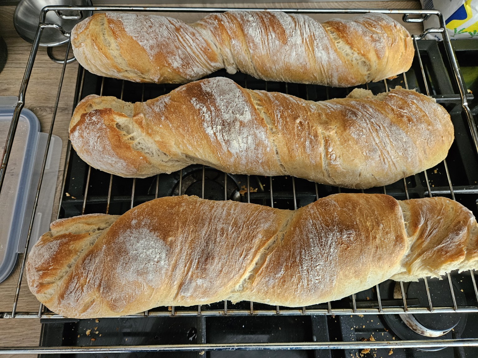 Frisch gebackene Brote auf einem Gitter