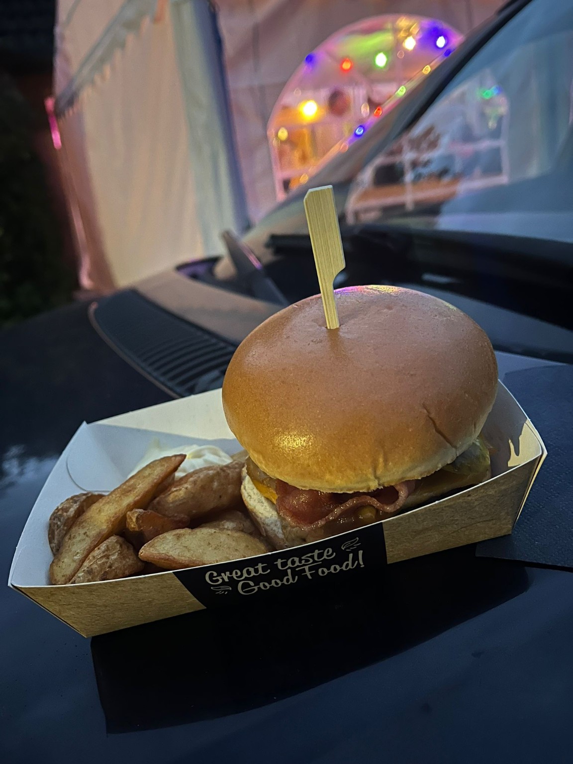 Servierter Burger mit Kartoffelspalten