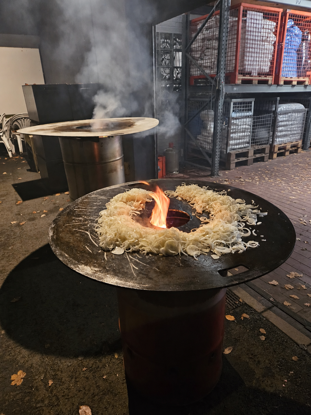 Zwiebeln werden auf einer großen Feuerplatte zubereitet